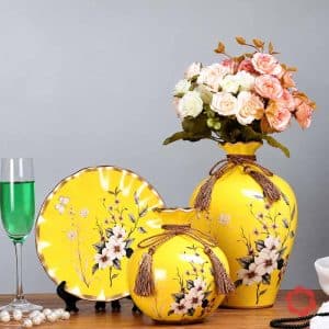 Bộ bình gốm sứ màu vàng họa tiết hoa trắng kết hợp bình cao cắm hoa hồng trang trí.