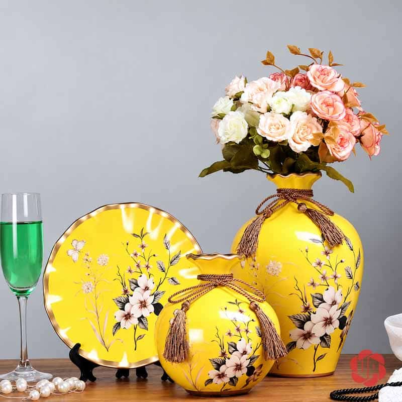 Bộ Bình Gốm Sứ Trang Trí Phòng Khách 3 Món Nhiều Màu BG011-18 Bộ bình gốm sứ màu vàng họa tiết hoa trắng kết hợp bình cao cắm hoa hồng trang trí.