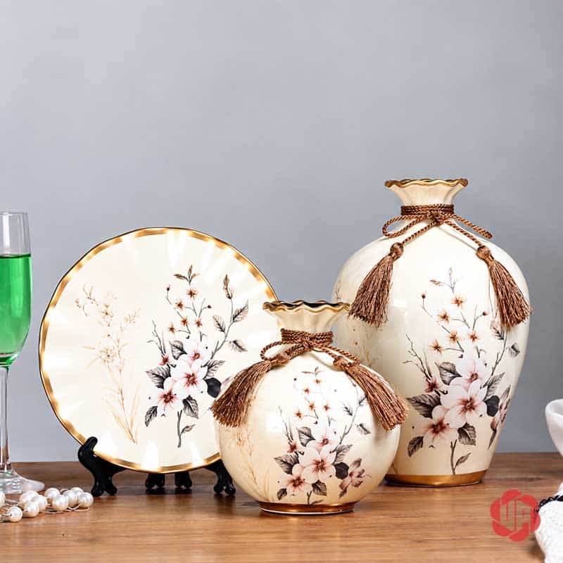 Bộ Bình Gốm Sứ Trang Trí Phòng Khách 3 Món Nhiều Màu BG011-18 Bộ bình gốm sứ trắng kem họa tiết hoa cành gồm bình cao, bình tròn và đĩa trang trí.