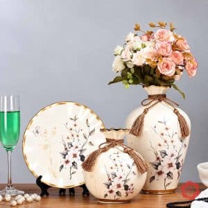 Bộ bình gốm sứ màu trắng kem họa tiết hoa cành nhỏ kết hợp hoa hồng trang trí.