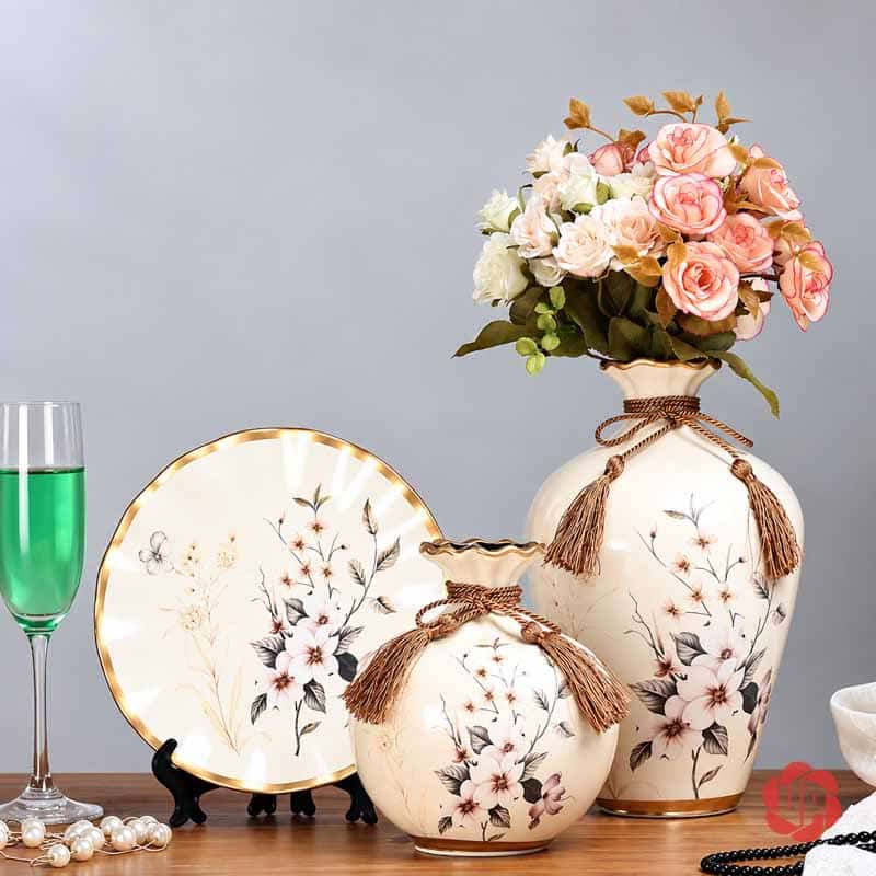 Bộ Bình Gốm Sứ Trang Trí Phòng Khách 3 Món Nhiều Màu BG011-18 Bộ bình gốm sứ màu trắng kem họa tiết hoa cành nhỏ kết hợp hoa hồng trang trí.