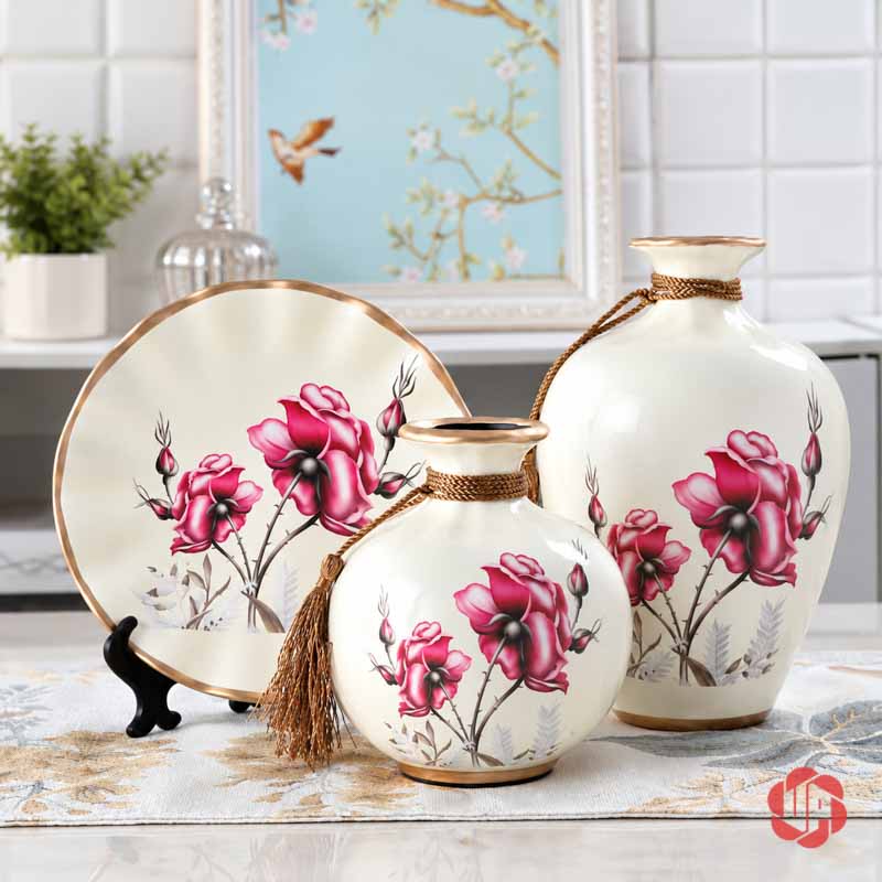Bộ Bình Gốm Sứ Trang Trí Phòng Khách 3 Món Nhiều Màu BG011-18 Bộ bình gốm sứ trắng kem họa tiết hoa hồng đỏ hồng gồm hai bình và một đĩa tròn.