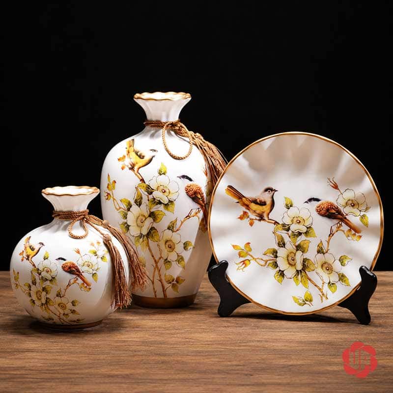 Bộ Bình Gốm Sứ Chim Và Hoa Trang Trí Phòng Khách 3 Món Bộ bình gốm sứ chim và hoa 3 món trưng bày cùng tranh treo tường và nội thất sáng màu.