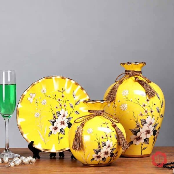 Bộ bình gốm sứ trang trí phòng khách 3 món màu vàng họa tiết hoa trắng.