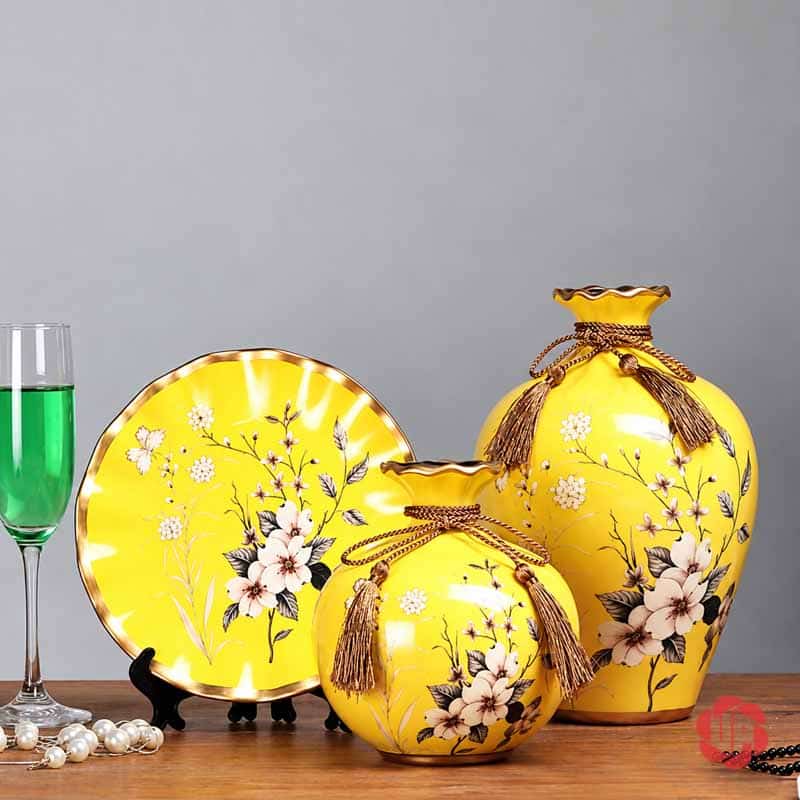 Bộ Bình Gốm Sứ Trang Trí Phòng Khách 3 Món Nhiều Màu BG011-18 Bộ bình gốm sứ trang trí phòng khách 3 món màu vàng họa tiết hoa trắng.