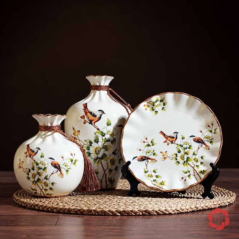 Bộ Bình Gốm Sứ Chim Và Hoa Trang Trí Phòng Khách 3 Món Bộ bình gốm sứ chim và hoa gồm hai bình và đĩa tròn trưng bày trên khay mây đan.