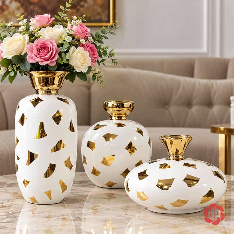 Bộ Bình Hoa Gốm Sứ Trang Trí Bắc Âu Họa Tiết Ánh Kim Cao Cấp UP053 Bộ bình gốm sứ trắng bóng với họa tiết ánh kim vàng trang trí trên bàn đá