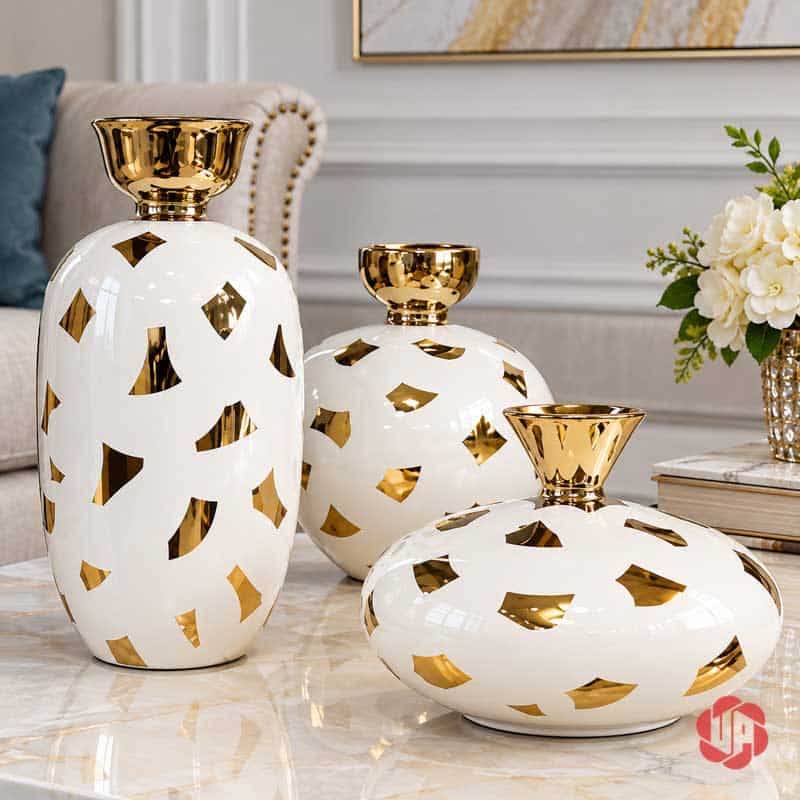 Bộ Bình Hoa Gốm Sứ Trang Trí Bắc Âu Họa Tiết Ánh Kim Cao Cấp UP053 Bộ ba bình gốm sứ trắng vàng trang trí bàn trà cạnh ghế sofa trong phòng khách hiện đại