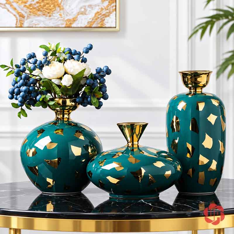Bộ Bình Hoa Gốm Sứ Trang Trí Bắc Âu Họa Tiết Ánh Kim Cao Cấp UP053 Bộ bình gốm sứ xanh ngọc phối vàng cắm hoa trắng và cành quả xanh trang trí phòng khách