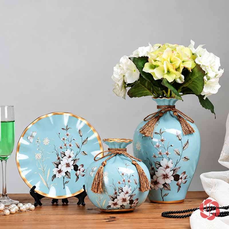 Bộ Bình Gốm Sứ Trang Trí Phòng Khách 3 Món Nhiều Màu BG011-18 Bộ bình gốm sứ xanh ngọc họa tiết hoa trắng kết hợp bó hoa màu kem và xanh nhạt.