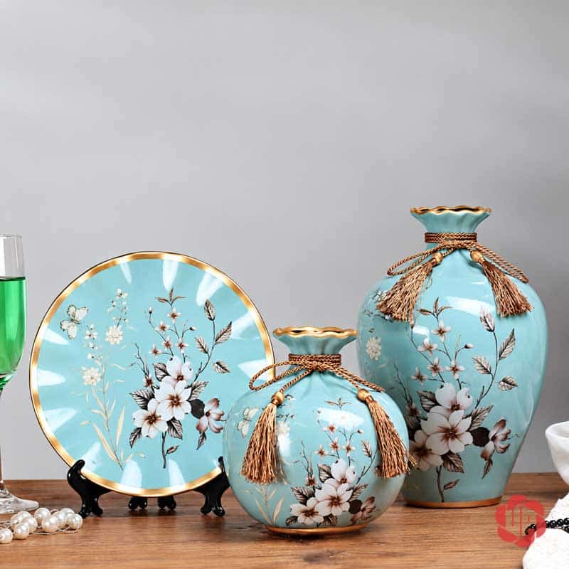 Bộ Bình Gốm Sứ Trang Trí Phòng Khách 3 Món Nhiều Màu BG011-18 Bộ bình gốm sứ xanh ngọc ba món họa tiết hoa trắng với viền ánh vàng và dây tua rua.
