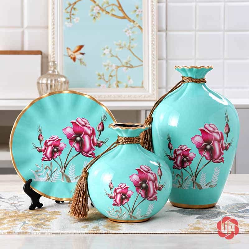 Bộ Bình Gốm Sứ Trang Trí Phòng Khách 3 Món Nhiều Màu BG011-18 Bộ bình gốm sứ xanh ngọc ba món họa tiết hoa hồng đỏ hồng với viền ánh vàng.