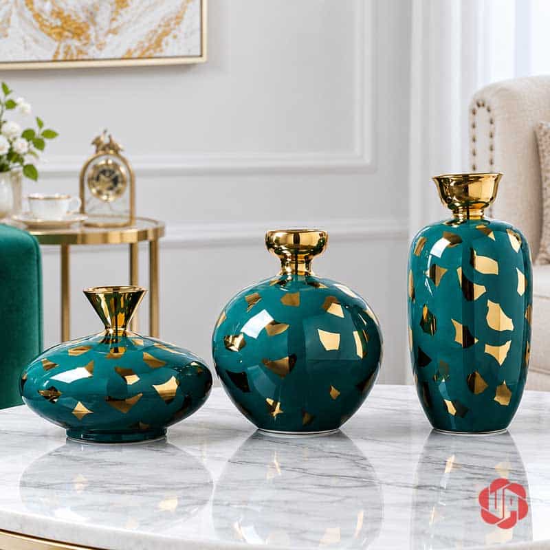 Bộ Bình Hoa Gốm Sứ Trang Trí Bắc Âu Họa Tiết Ánh Kim Cao Cấp UP053 Bộ ba bình gốm sứ xanh ngọc phối họa tiết vàng gồm bình cao, bình tròn và bình thấp