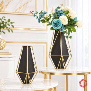 Cặp bình hoa kim loại đen viền vàng trưng bày ở hai góc bàn trong phòng khách