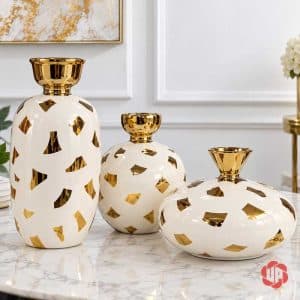 Bộ ba bình hoa gốm sứ trang trí Bắc Âu màu trắng phối họa tiết vàng trên bàn đá