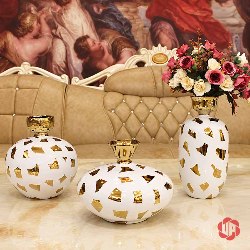 Bộ Bình Hoa Gốm Sứ Trang Trí Bắc Âu Họa Tiết Ánh Kim Cao Cấp UP053 Bộ bình hoa gốm sứ trắng vàng với bình cao cắm hoa hồng nhiều màu trên bàn đá