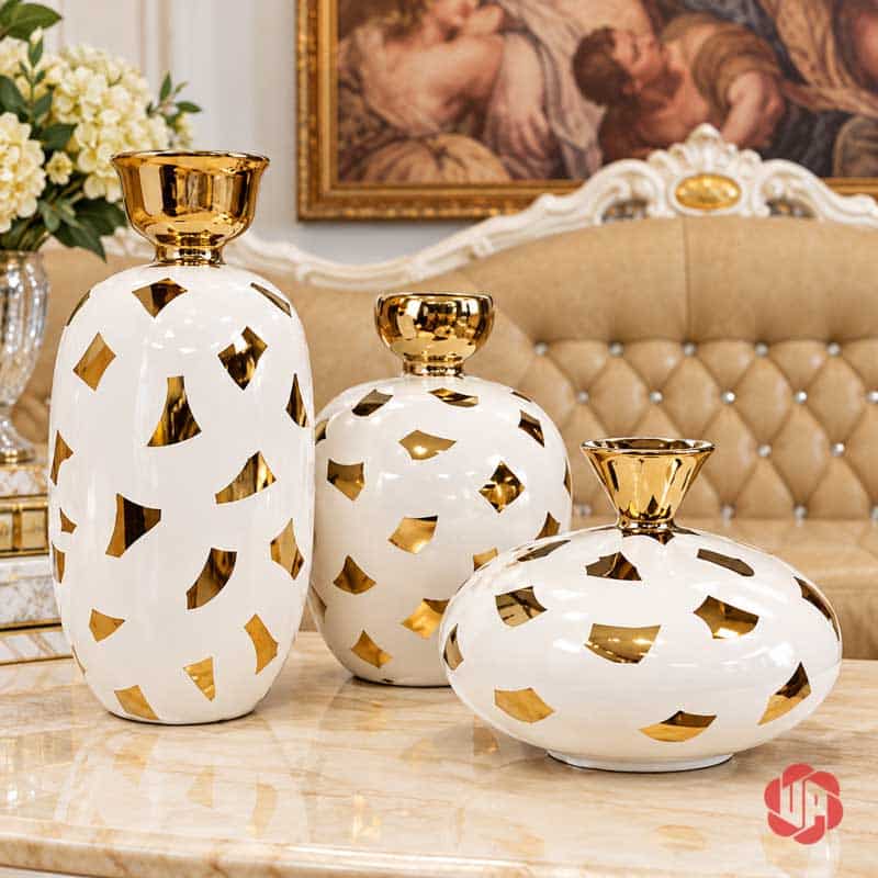 Bộ Bình Hoa Gốm Sứ Trang Trí Bắc Âu Họa Tiết Ánh Kim Cao Cấp UP053 Bộ bình hoa gốm sứ trắng vàng trưng bày trên bàn đá trong phòng khách phong cách tân cổ điển