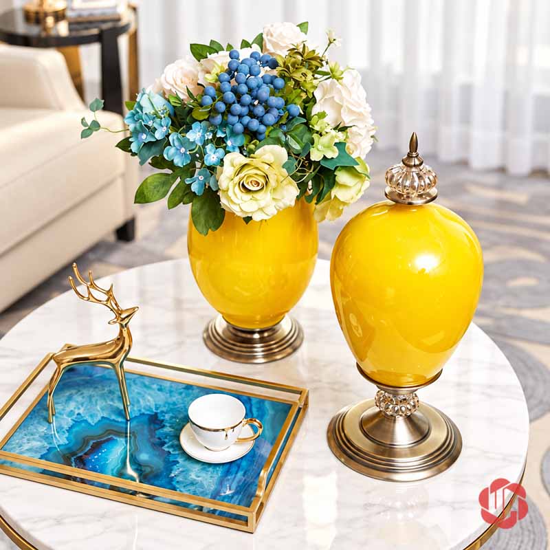 Bộ Lọ Hoa Tân Cổ Điển Màu Vàng Sang Trọng UP054B Bộ ba bình hoa sứ vàng đặt cạnh sách decor trên bàn trà sáng màu