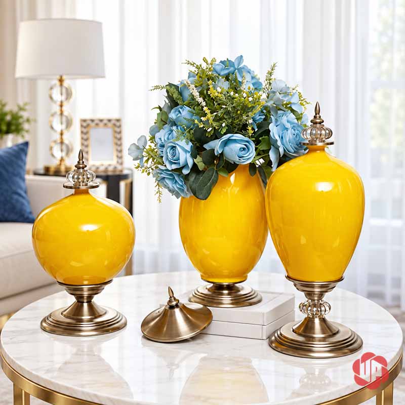 Bộ Lọ Hoa Tân Cổ Điển Màu Vàng Sang Trọng UP054B Bộ bình hoa vàng tân cổ điển phối hoa xanh trên bàn đá phòng khách