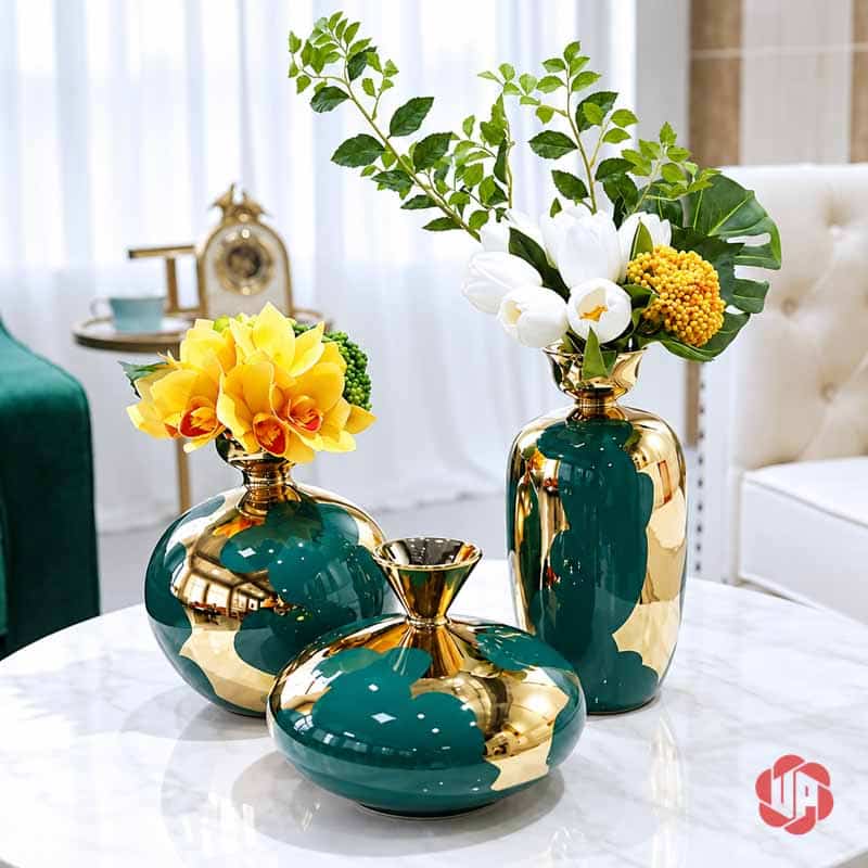 Bộ Bình Hoa Gốm Sứ Trang Trí Bắc Âu Họa Tiết Ánh Kim Cao Cấp UP053 Bộ bình hoa gốm sứ xanh ngọc phối vàng cắm hoa trắng và vàng trên bàn đá