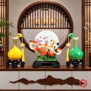 Bộ cặp bình hút lộc màu vàng xanh và đĩa hoa mẫu đơn trên tủ gỗ