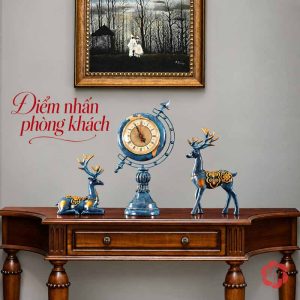 Bộ đồng hồ địa cầu và đôi hươu trên bàn console gỗ dưới tranh