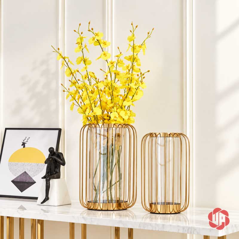 Lọ Hoa Thủy Tinh Cắm Hoa Khung Vàng Hiện Đại UPT07 Bộ đôi lọ hoa thủy tinh khung vàng đặt trên bàn console màu trắng