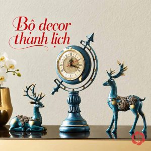 Đồng hồ địa cầu xanh bày giữa hươu nằm và hươu đứng