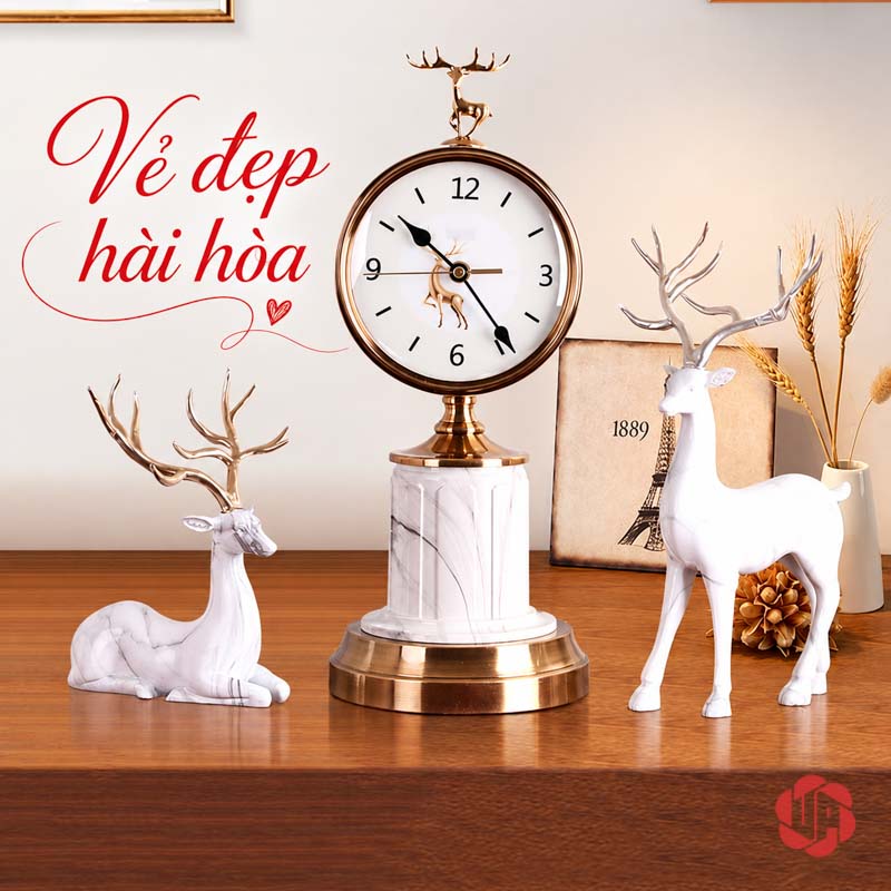 Bộ Đồng Hồ Trang Trí Cao Cấp Và Đôi Hươu Vân Đá UPHB22 Đồng hồ và đôi hươu trắng bày cao thấp trên mặt tủ gỗ