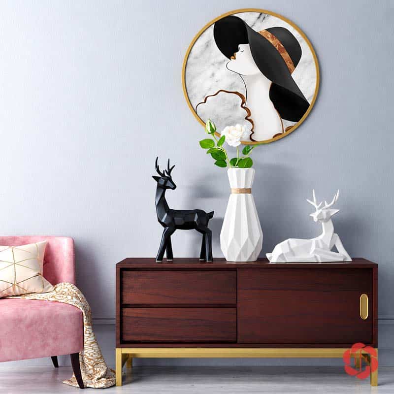 Bộ Tượng Hươu Decor Và Bình Hoa Sứ 3 Món Trang Trí Phòng Khách BG036 Bộ tượng hươu đen trắng và bình hoa trắng trưng bày trên tủ console dưới tranh treo tường hình tròn.