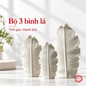 Ba lọ hoa hình lá màu trắng xếp ngang, lọ cao nhất bên phải