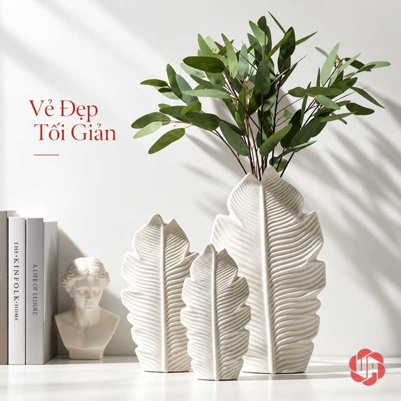 Bộ 3 Lọ Hoa Gốm Sứ Hình Lá Trang Trí Bắc Âu UP080 Ba lọ hình lá, lọ lớn cắm lá xanh, đặt cạnh sách và tượng nhỏ
