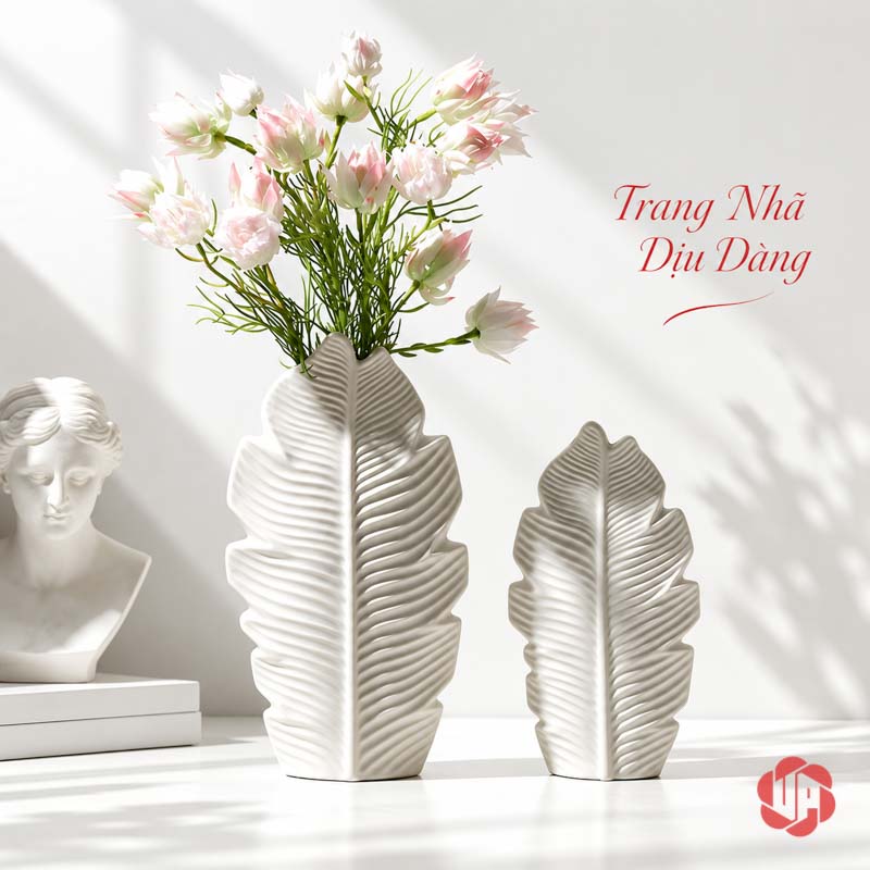 Bộ 3 Lọ Hoa Gốm Sứ Hình Lá Trang Trí Bắc Âu UP080 Hai lọ hoa trắng hình lá cắm hoa hồng nhạt trên mặt bàn