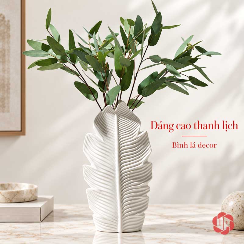 Bộ 3 Lọ Hoa Gốm Sứ Hình Lá Trang Trí Bắc Âu UP080 Một lọ hoa gốm hình lá cao cắm nhiều cành xanh trên mặt bàn gỗ