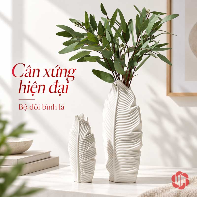 Bộ 3 Lọ Hoa Gốm Sứ Hình Lá Trang Trí Bắc Âu UP080 Lọ lớn cắm cành xanh đặt cạnh lọ nhỏ màu trắng trên mặt bàn