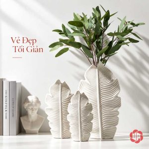 Bộ ba lọ hoa hình lá trắng UP080 cùng cành xanh trong phòng khách sáng màu