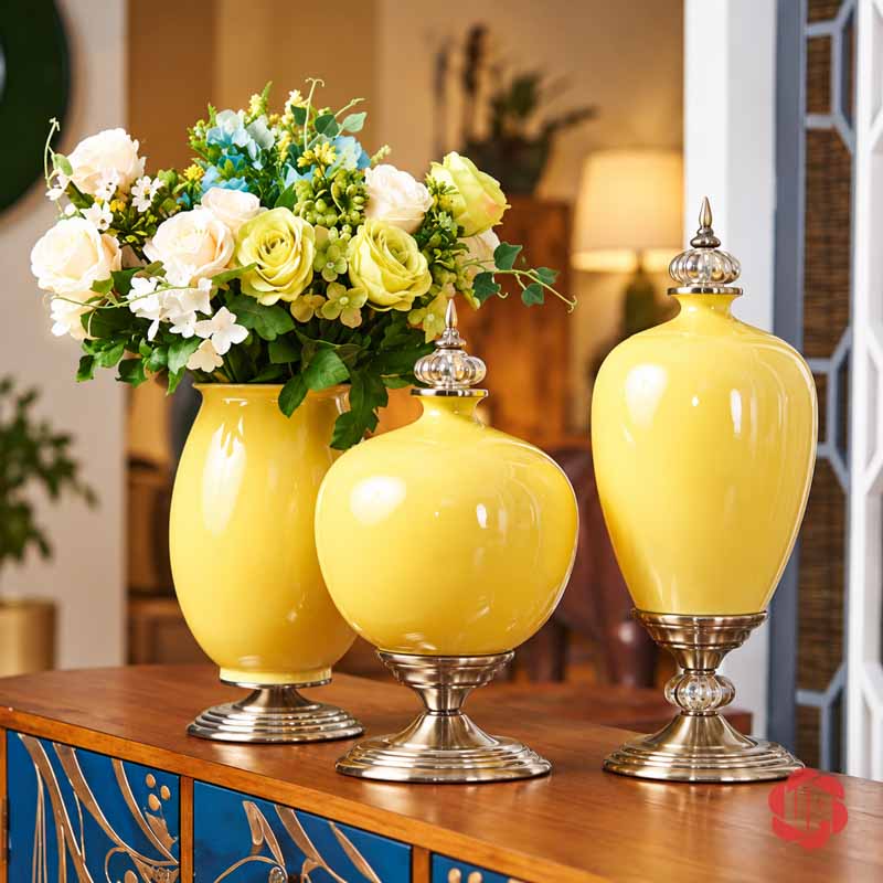 Bộ Lọ Hoa Tân Cổ Điển Màu Vàng Sang Trọng UP054B Bộ ba bình hoa sứ vàng cắm hoa trắng và xanh trên mặt bàn gỗ