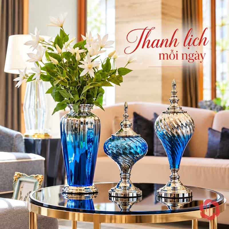 Bộ Lọ Hoa Thủy Tinh Xanh Bạc Tân Cổ Điển UPT09 Bộ lọ hoa thủy tinh xanh bạc phối cành hoa trắng trên bàn trà