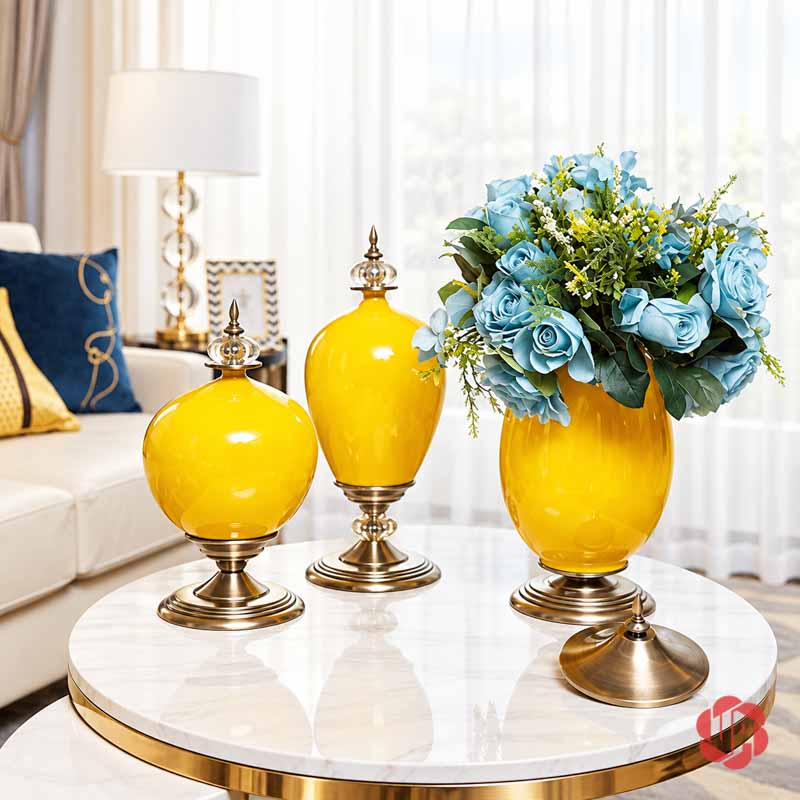 Bộ Lọ Hoa Tân Cổ Điển Màu Vàng Sang Trọng UP054B Bộ bình hoa gốm sứ vàng với bình cắm hoa xanh đặt trên bàn đá tròn sáng