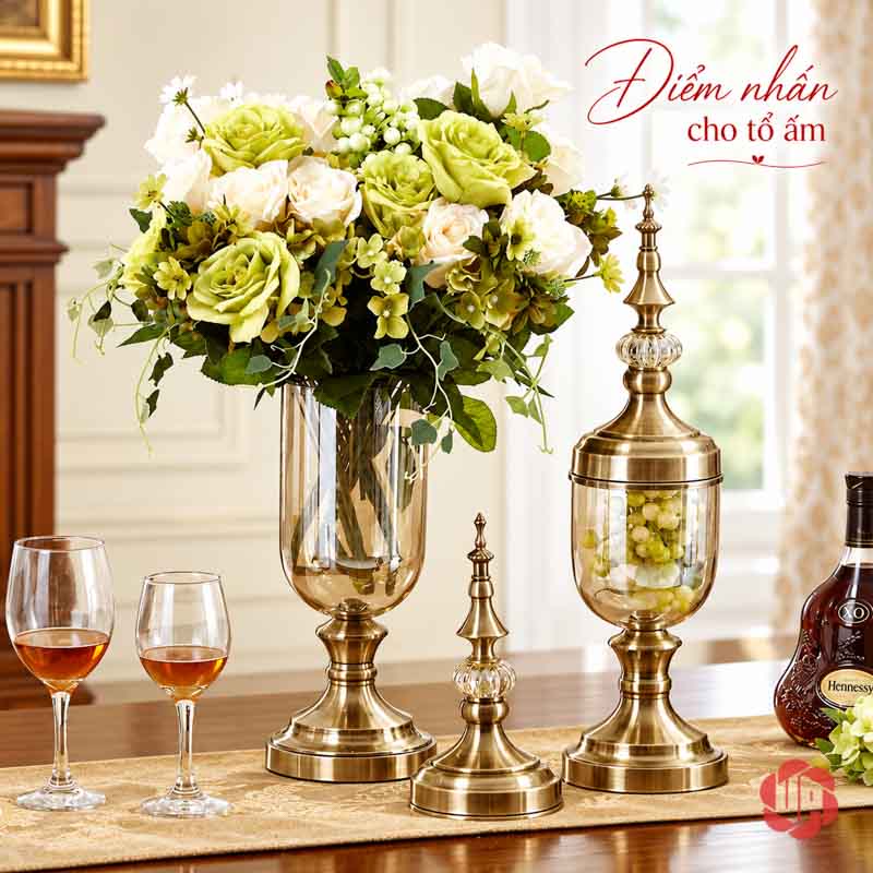 Bộ Lọ Hoa Thủy Tinh Tân Cổ Điển Trang Trí Phòng Khách UP002 Bộ lọ hoa thủy tinh phối bó hoa kem xanh, đặt cạnh phụ kiện trang trí trên bàn