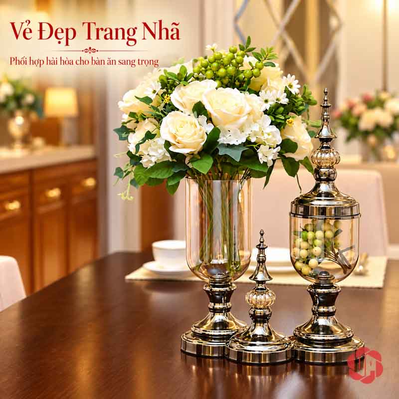 Bộ Lọ Hoa Thủy Tinh Tân Cổ Điển Trang Trí Phòng Khách UP002 Bình thủy tinh cắm hoa trắng kem trưng bày trên mặt bàn gỗ