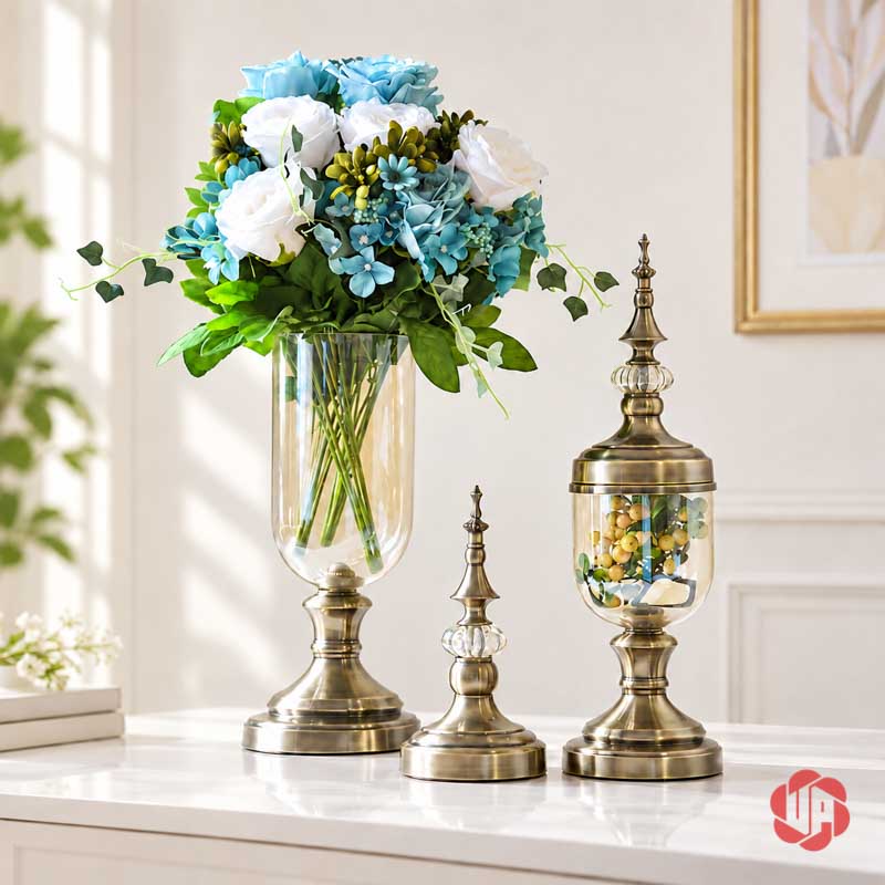Bộ Lọ Hoa Thủy Tinh Tân Cổ Điển Trang Trí Phòng Khách UP002 Bộ lọ hoa thủy tinh phong cách tân cổ điển UP002 với bình cắm hoa xanh trắng và hai đồ trang trí ánh kim