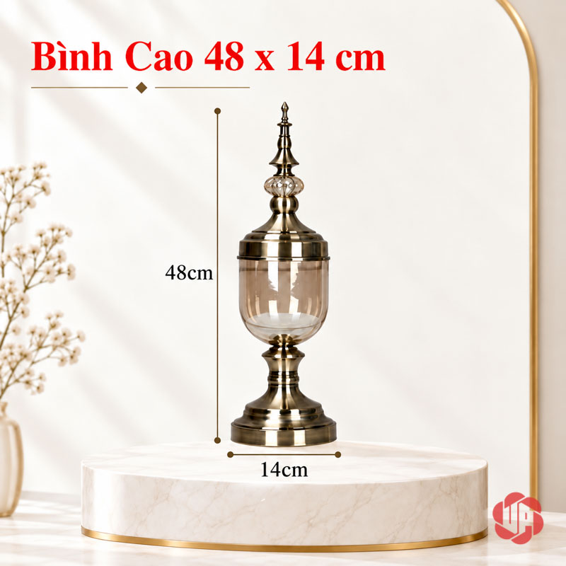 Bộ Lọ Hoa Thủy Tinh Tân Cổ Điển Trang Trí Phòng Khách UPT02 Một bình trang trí thủy tinh có nắp nhọn, thân trong suốt và chân đế vàng đồng, cao 48 cm rộng 14 cm