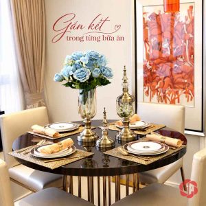 Bộ lọ thủy tinh tân cổ điển phối hoa xanh trắng trên bàn ăn tròn màu tối và ghế bọc sáng