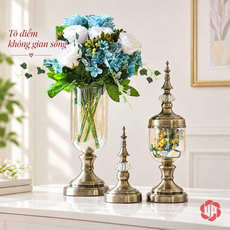 Bộ Lọ Hoa Thủy Tinh Tân Cổ Điển Trang Trí Phòng Khách UPT02 Lọ hoa thủy tinh cắm hoa xanh trắng đặt trên kệ sáng cạnh hai món kim loại tân cổ điển và dòng chữ trang trí