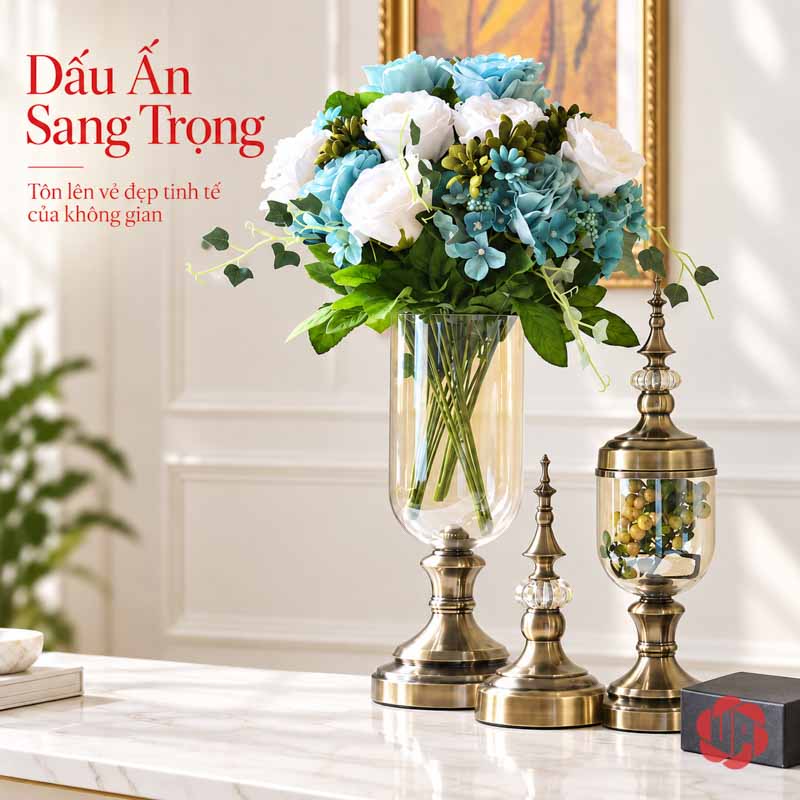 Bộ Lọ Hoa Thủy Tinh Tân Cổ Điển Trang Trí Phòng Khách UPT02 Lọ thủy tinh cắm hoa trắng xanh cạnh đồ trang trí cổ điển trên nền tường trắng có chữ đỏ nghệ thuật