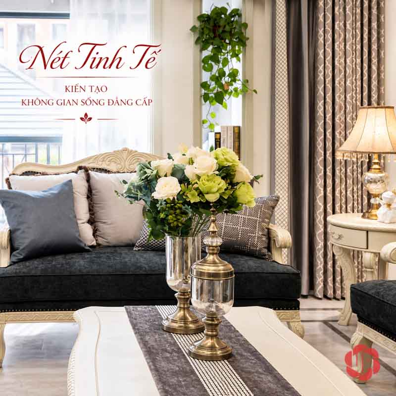 Bộ Lọ Hoa Thủy Tinh Tân Cổ Điển Trang Trí Phòng Khách UPT02 Bình hoa thủy tinh chân cao cắm hoa sáng màu đặt trên bàn trà, phía sau là sofa xám và rèm cửa