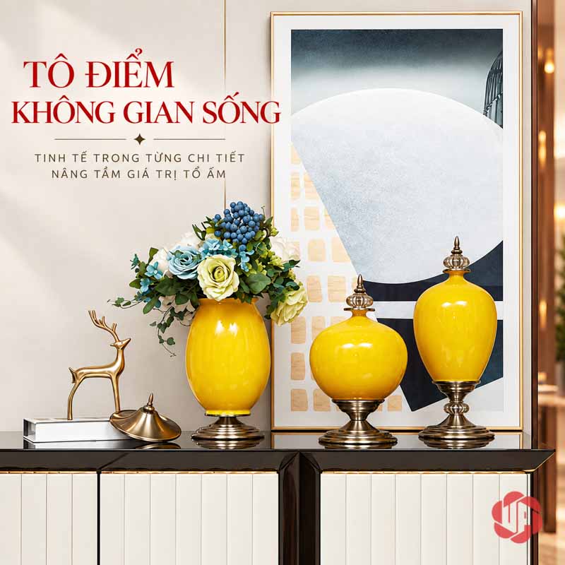 Bộ Lọ Hoa Tân Cổ Điển Màu Vàng Sang Trọng UP054B Bộ lọ hoa tân cổ điển màu vàng gồm ba bình với hoa xanh trang trí kệ phòng khách