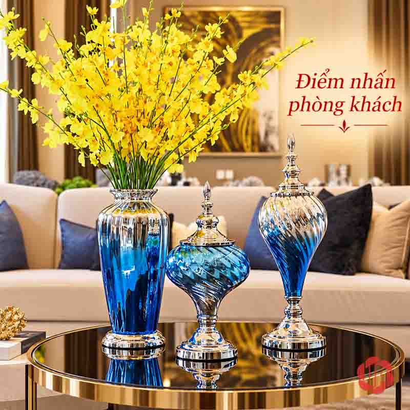 Bộ Lọ Hoa Thủy Tinh Xanh Bạc Tân Cổ Điển UPT09 Bộ lọ hoa xanh bạc trên bàn trà trong phòng khách có bình cắm hoa vàng