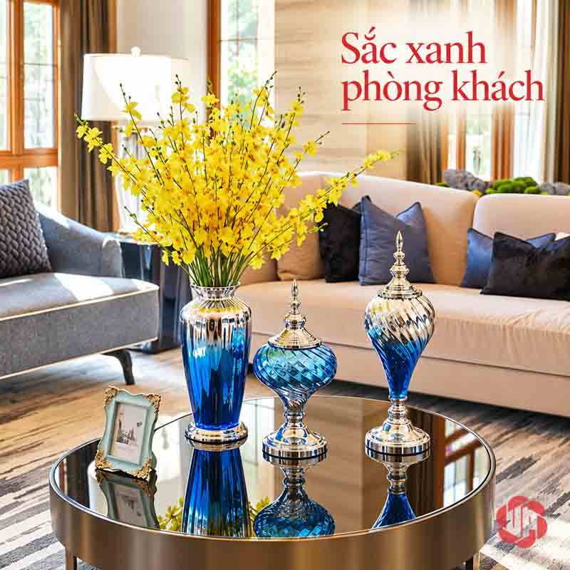 Bộ Lọ Hoa Thủy Tinh Xanh Bạc Tân Cổ Điển UPT09 Bộ ba lọ màu xanh bạc cùng cành hoa vàng trên bàn kính
